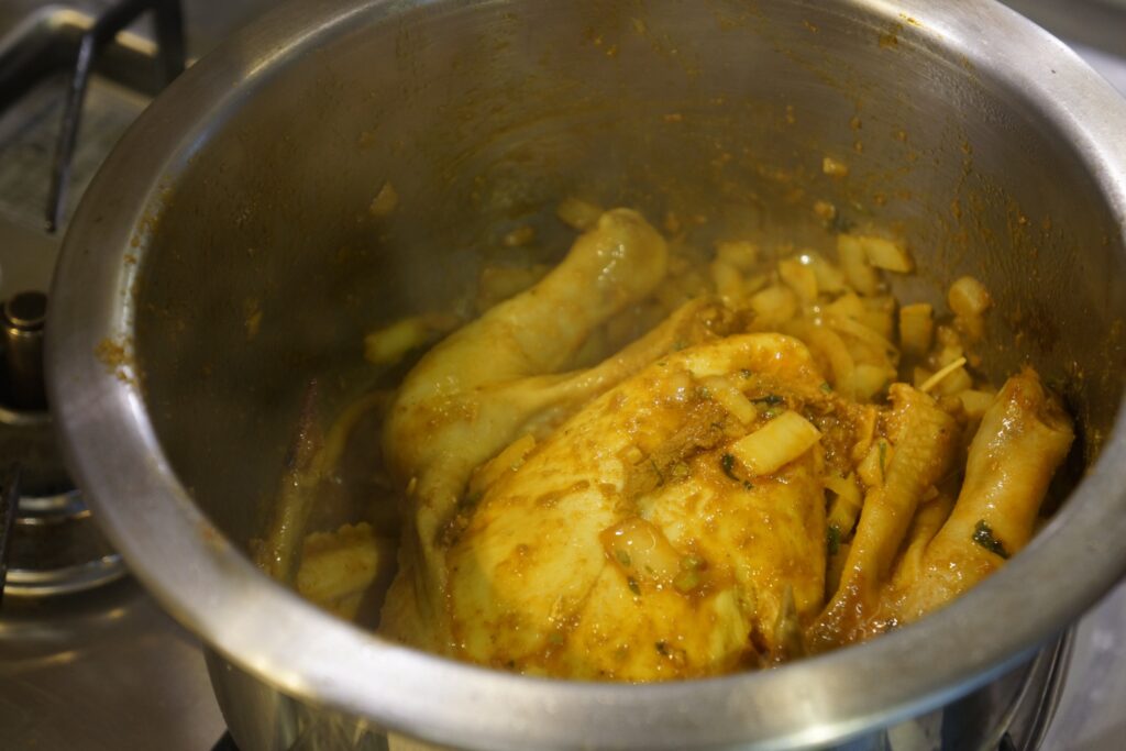 スパイスで下ごしらえした鶏は、、焼くのではなく炒めてから煮ます！